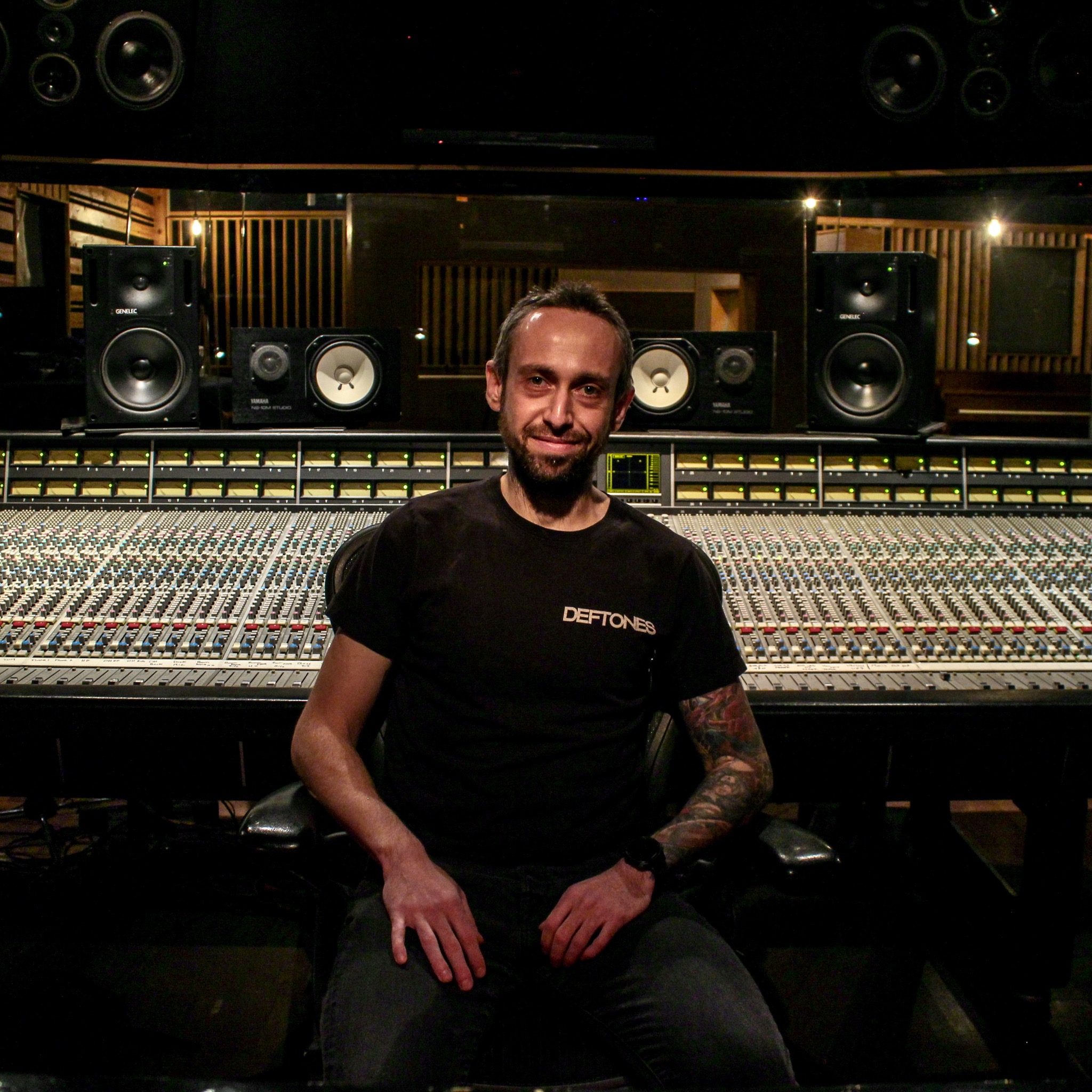 Anthony Chognard assis devant une grande console de studio