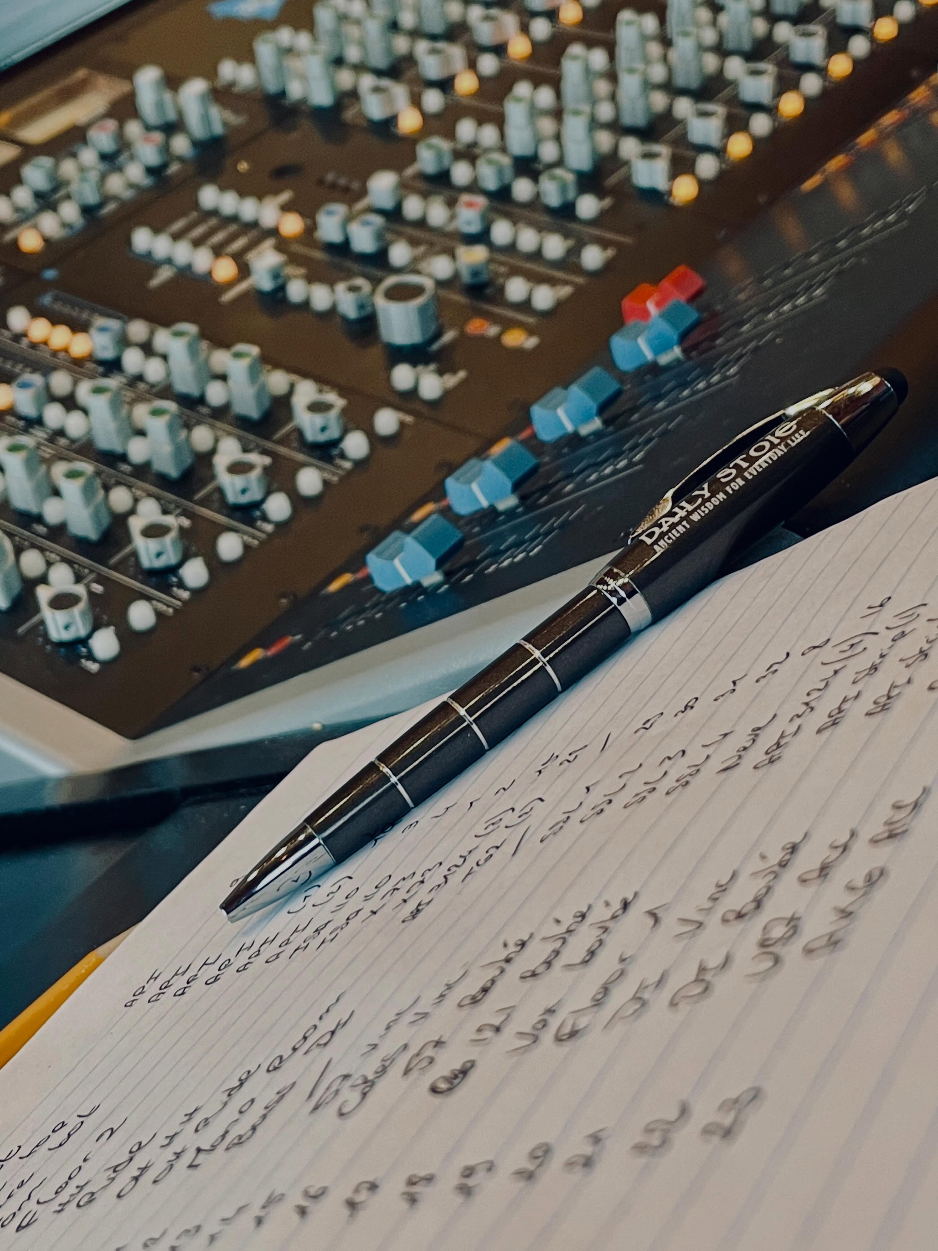 Notes de production posées sur une console de studio
